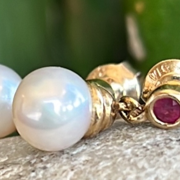 Wow! Gorgeous 14 karat gold, Ruby, and Pearl  Small Petite Dangle Drop Earrings - Picture 7 of 7